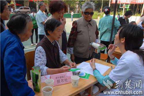 “老年健康之家”走进湖北大学举办大型义诊服务老年人
